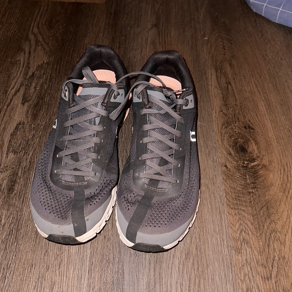 On Clouds Size 7 Barely Worn - image 1